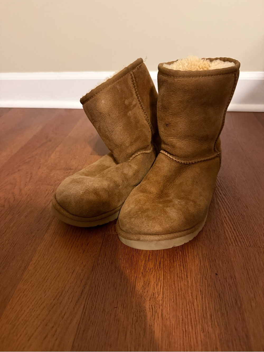 UGG Australia Classic Short Chestnut Suede Boots 5251Y Youth 6 (Fits Women 8)
